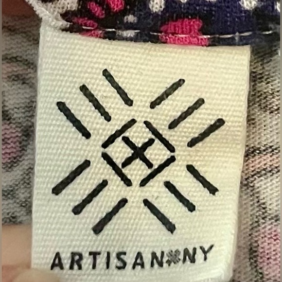 Women's Patterned V-Neck Top Artisan NY Size 1X - Picture 4 of 5